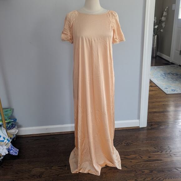 Vintage Woman's Vanity Fair Medium Peach Slip Nightgown Made in USA - Picture 4 of 10
